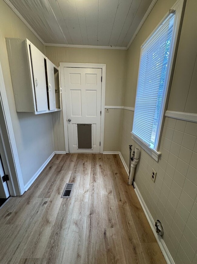Building Photo - Cozy 3/1 House in South Rome