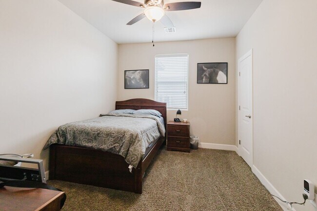 Building Photo - Spacious 3 Bedroom 2 Bath Home with 3-Car ...