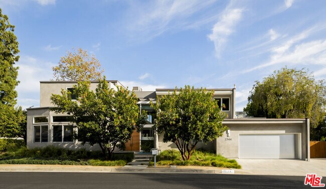 Building Photo - 2344 Banyan Dr