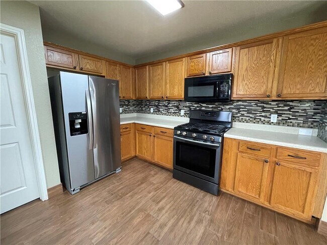 Building Photo - 1825 Golden Sunrise Ln