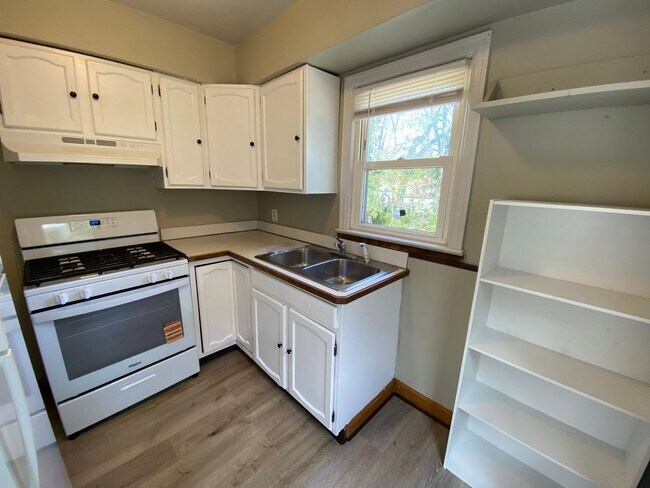 Building Photo - Charming 3-Bedroom Akron Bungalow with Spacious Backyard
