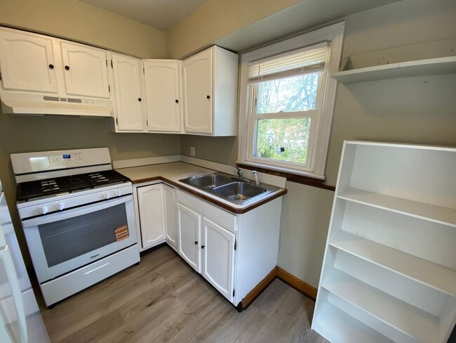 Building Photo - Sunny Single-Level 3BR with Oversized Yard...