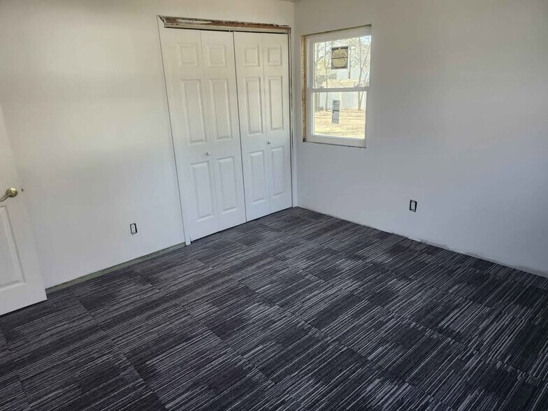 Building Photo - 24 Pine St