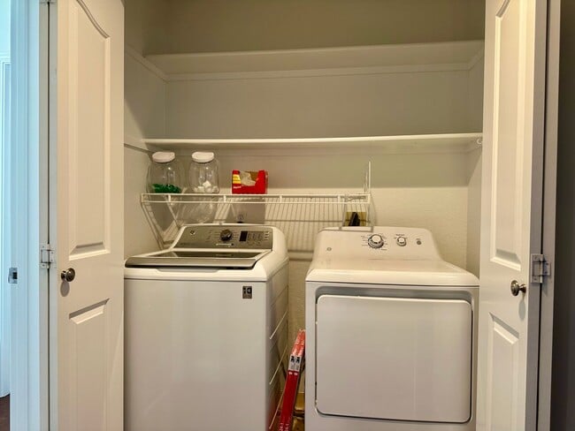 Building Photo - Great 2 Bedroom Townhome- Move in Ready! Washer/Dryer Garage