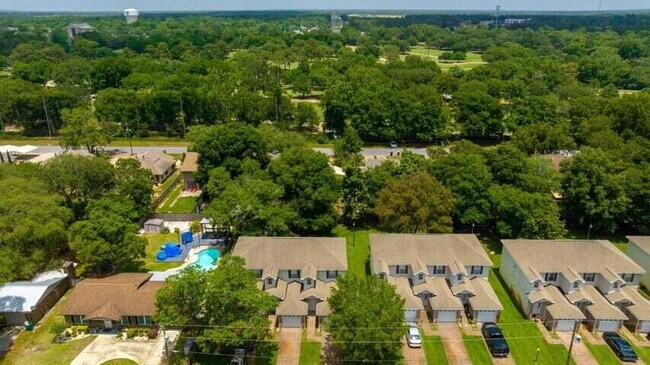Building Photo - Move in ready Townhome in Fort Walton Beach close to Eglin AFB!