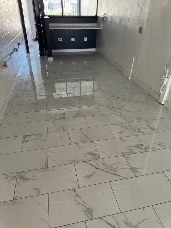 Building Photo - Commercial Unit for Rent in South Gate CA 90280