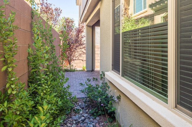Building Photo - ABSOLUTELY STUNNING HOME IN POSH DOWNTOWN SUMMERLIN!