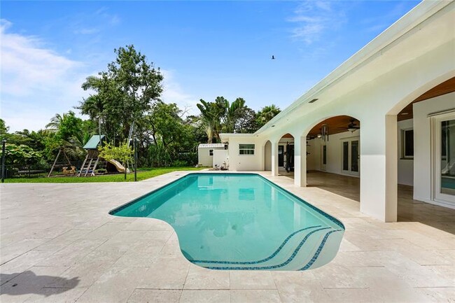 Building Photo - 1120 E Tropical Way