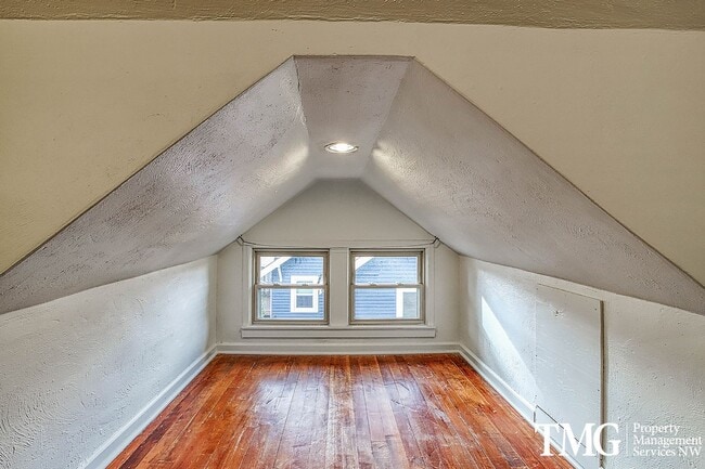 Building Photo - Stunning 4BD Craftsman in Excellent N Port...