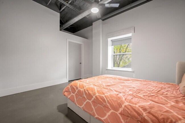 Building Photo - 480 Skain Ave