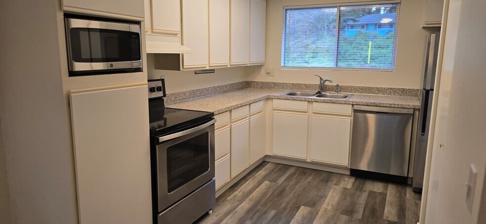 Building Photo - 13821 SE Allen Rd