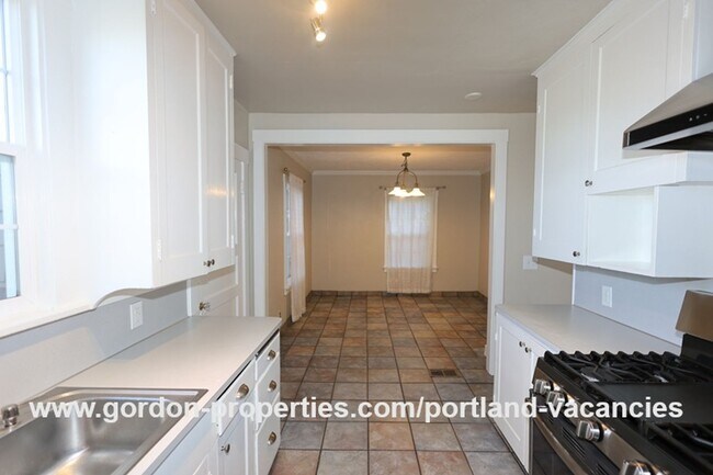Building Photo - MOVE IN SPECIAL: SE Cesar E Chavez Blvd - ...