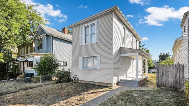 Primary Photo - 130 Chicago Ave