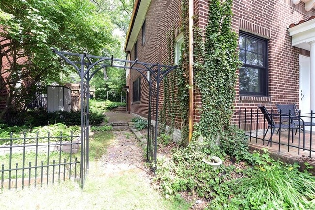 Building Photo - 418 Carswold Dr