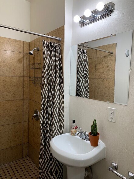 Building Photo - 1374 W 37th Pl