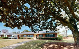 Building Photo - 2829 Parkwood Dr