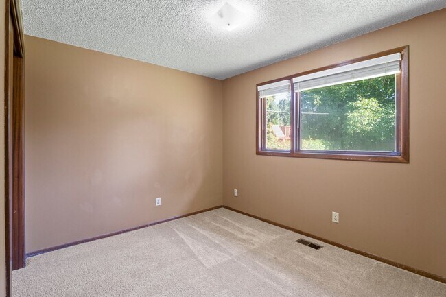 Building Photo - 505 W Ivanhoe Rd