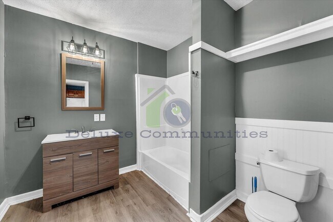 Building Photo - 636 Livingston Ave NE