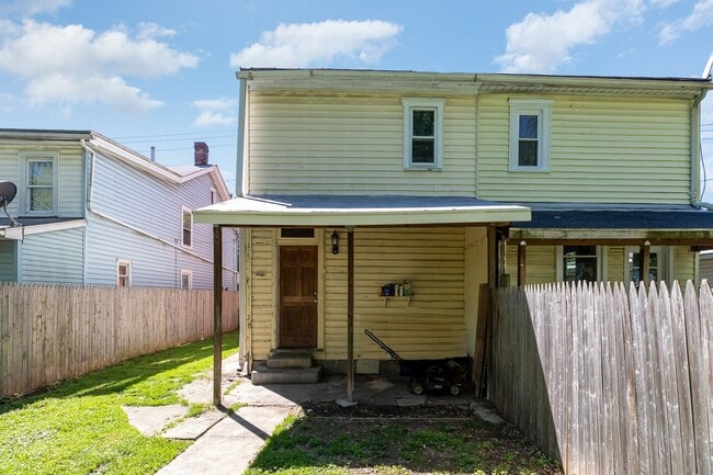 Building Photo - 2 bedroom home in Carlisle!