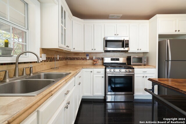 Building Photo - 242 Rosemont Dr