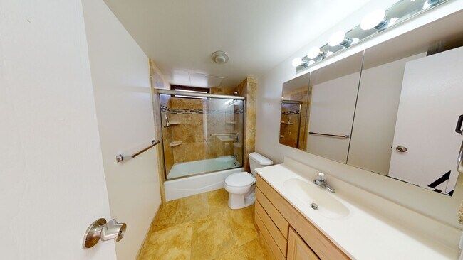 Building Photo - Waikiki, Pet Friendly. Central AC