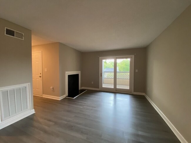 Building Photo - 2 Bedroom, 2 Bath condo