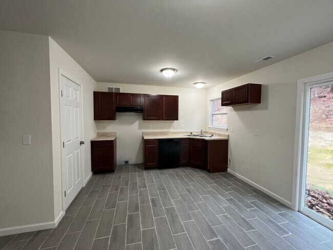 Building Photo - 3 Bedroom 2 Bath 2 car garage Home on 5 acres