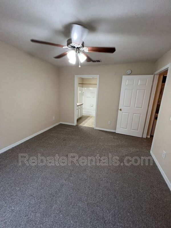 Building Photo - 13700 Richmond Park Dr N
