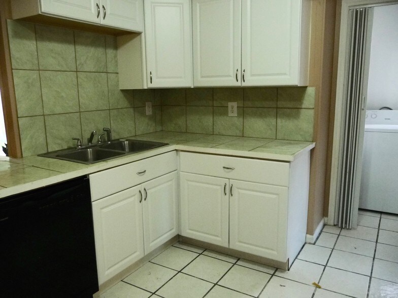 Kitchen - 4932 Ithaca St