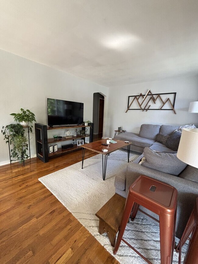 Building Photo - 3 Bed 1 Bath in Coraopolis, PA