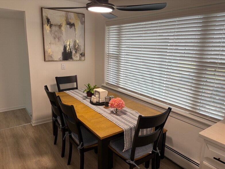 Dining area - 200 Blodgett Roy Dr