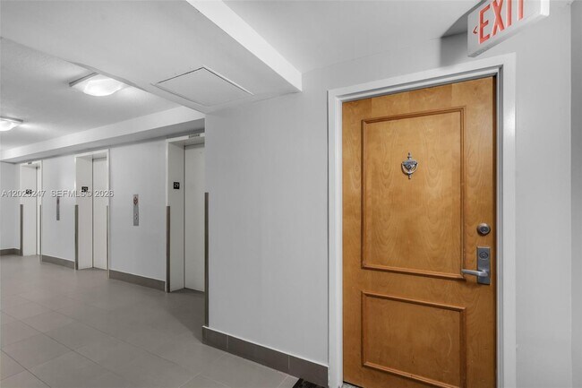 Building Photo - 1200 Brickell Bay Dr