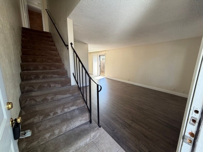 Building Photo - 2 bedroom | 1.5 bathroom | Citrus Heights Town Home