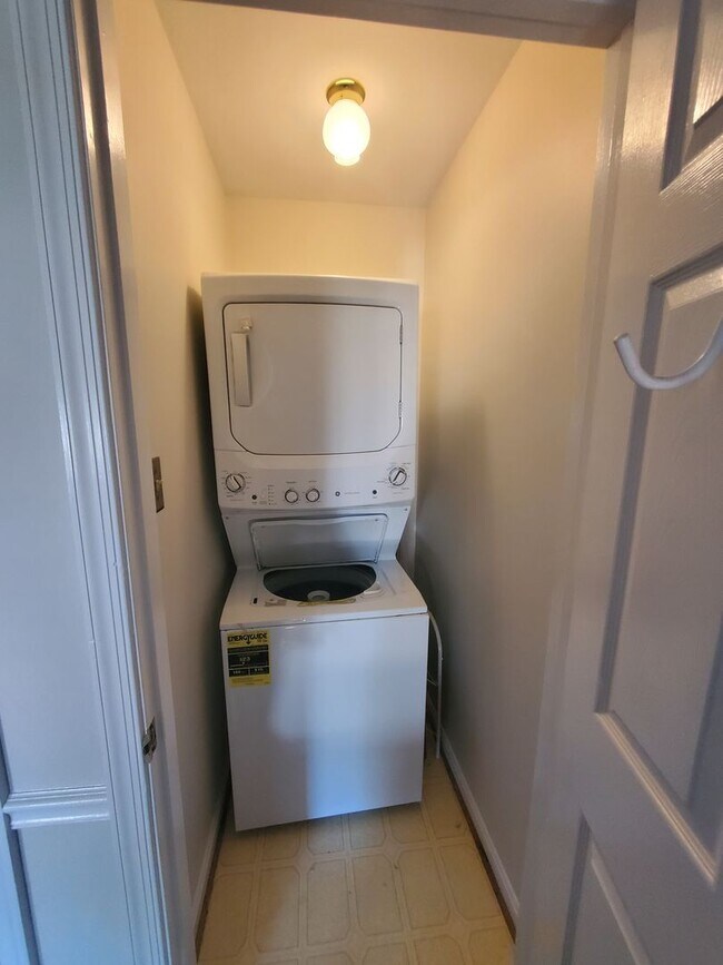 Building Photo - Townhome in Convenient Location