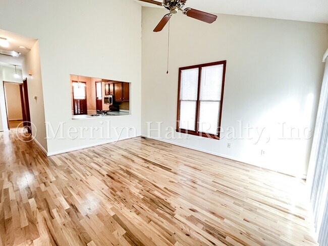 Building Photo - Charming Townhome with Garage! Close to the interstate and shopping!