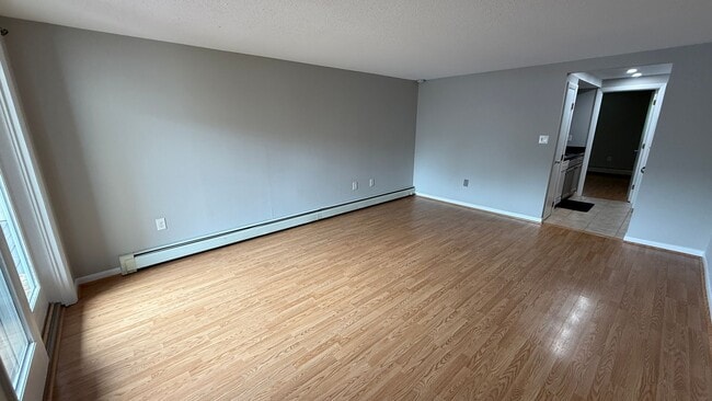 Building Photo - Walk to Downtown from this 1 Bedroom 1st F...