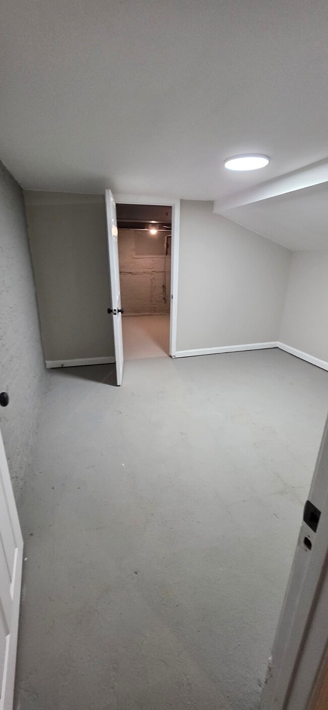 Building Photo - 502 N Curley St