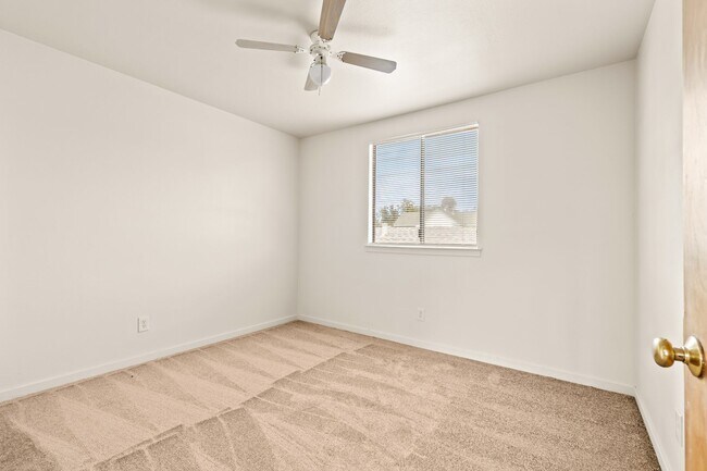 Building Photo - Freshly Updated 3 Bedroom: Utilities Paid,...