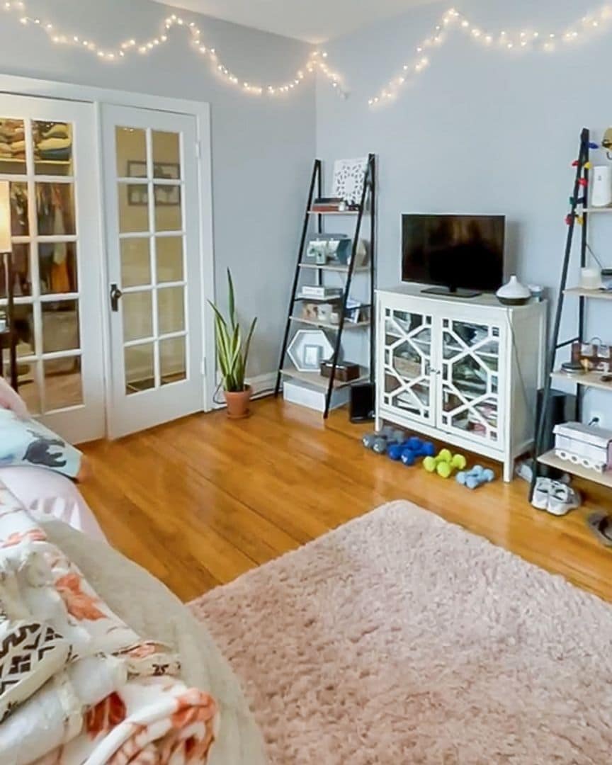 Building Photo - 435 W Surf St