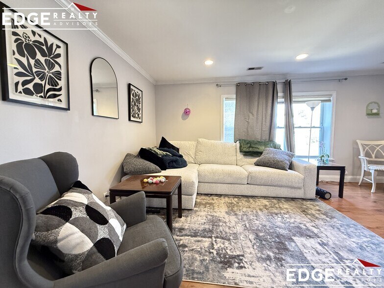 Building Photo - 140 Newton St