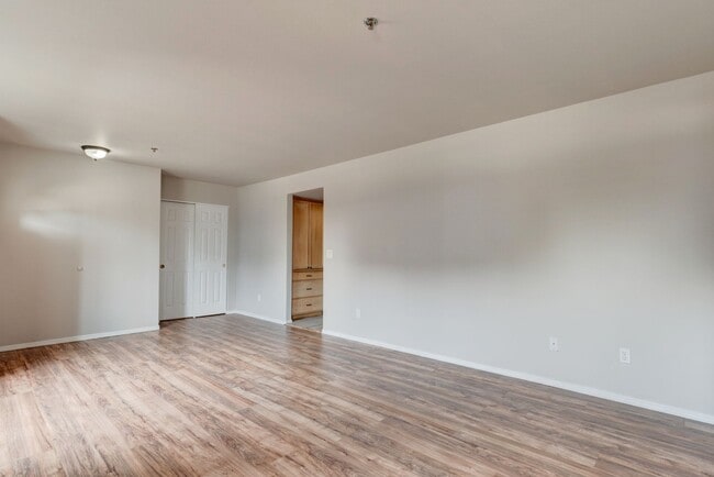 Building Photo - 2 Bed + Den/Office 2 Bath Ground level Condo