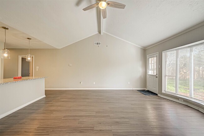 Building Photo - 910 Redway Ln