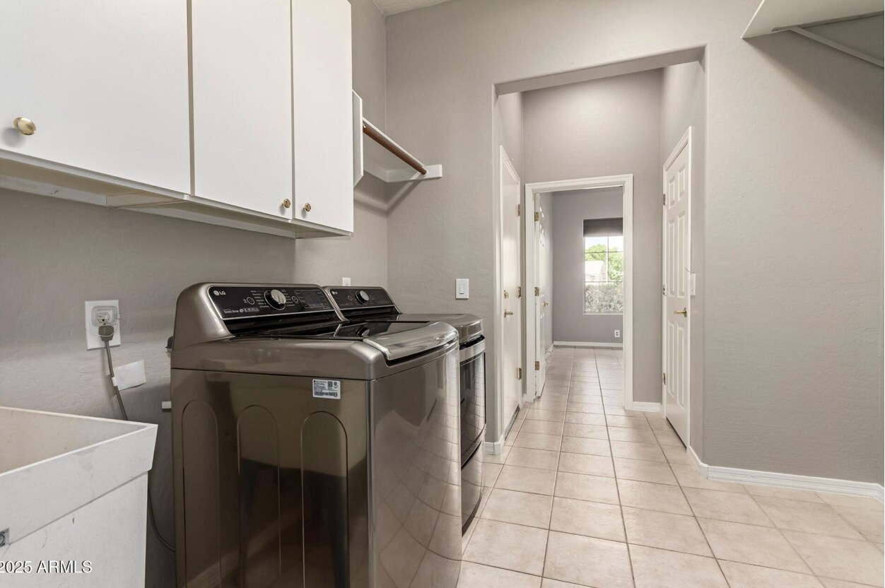 Building Photo - 1515 N Los Alamos Cir