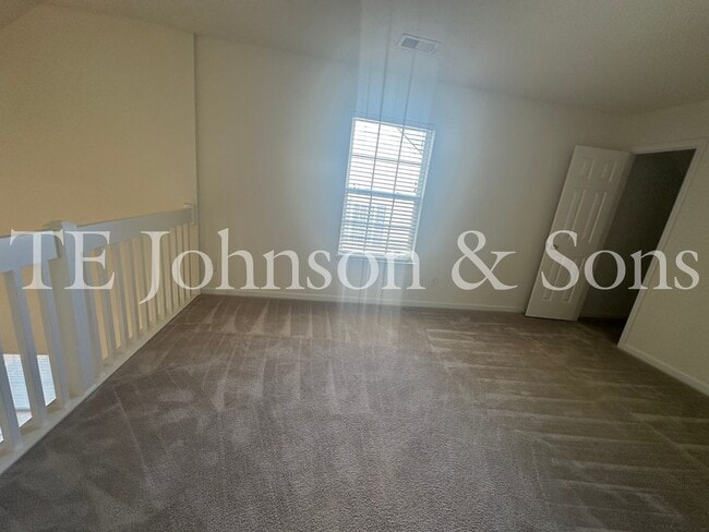 Building Photo - Spacious 3 Bedroom with Main Level Primary Suite