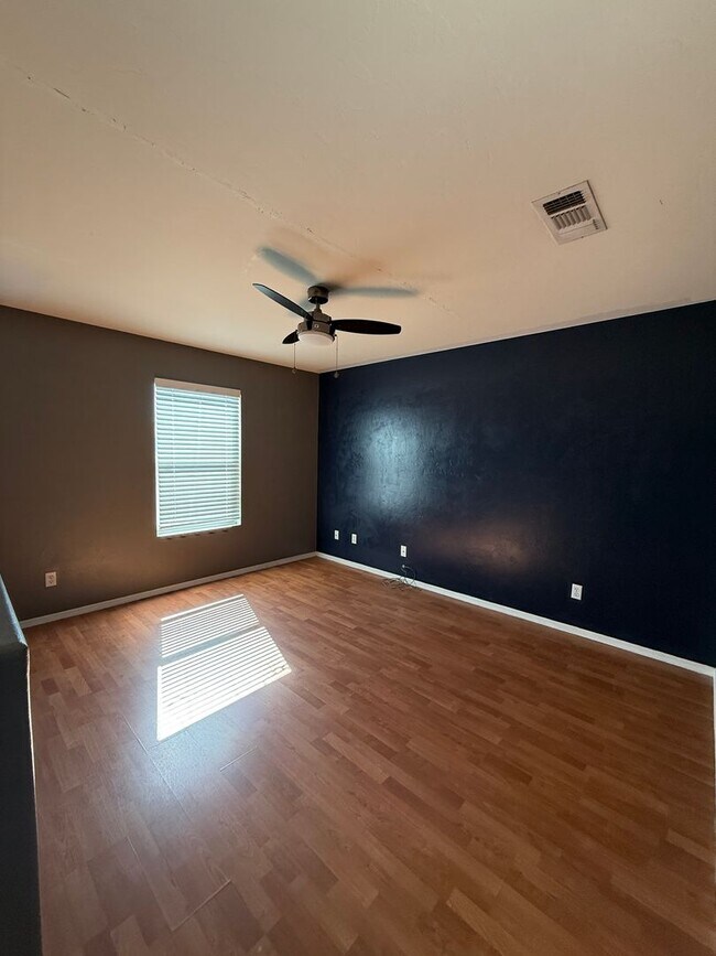 Building Photo - Beautiful 3-bed, 2-bath corner lot home in the desirable Riverhaven Community