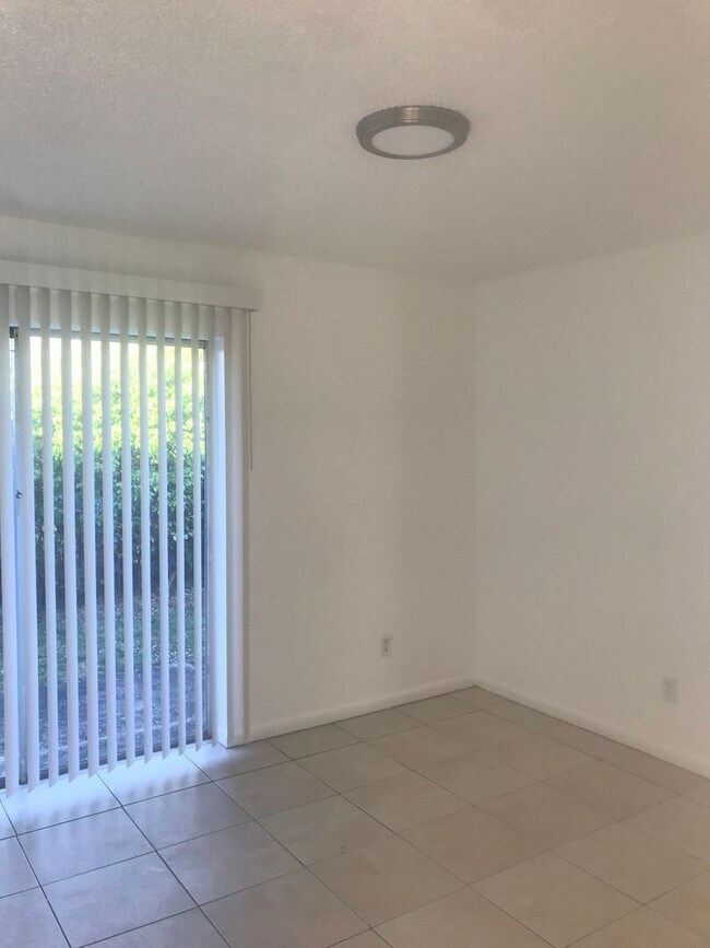 Building Photo - Vero Beach 2 Bedroom 1 Bath