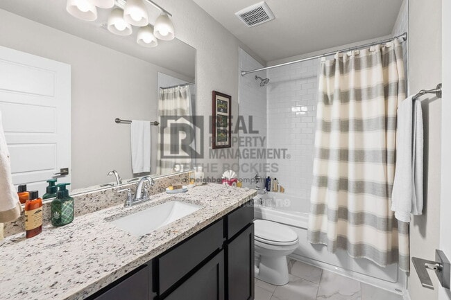 Building Photo - 218 E Chestnut St