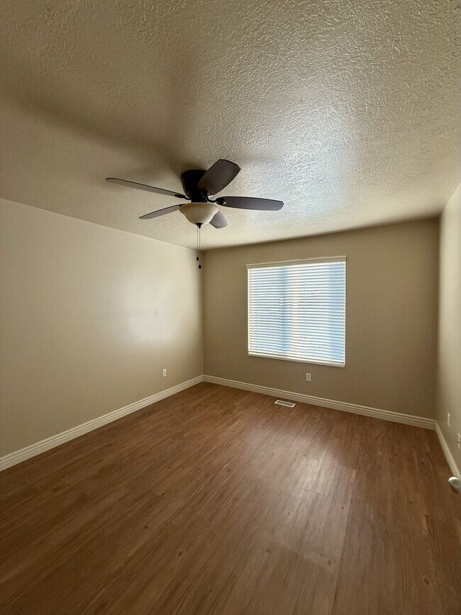 Building Photo - Your Perfect 5-Bedroom Retreat in Harrisvi...