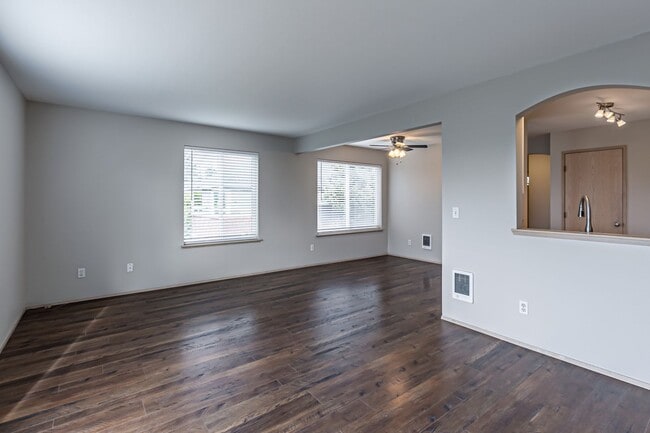 Building Photo - Wonderful Townhome in Browns Point with VIEWS!