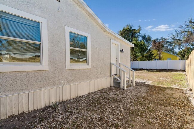 Building Photo - 9412 N Brooks St